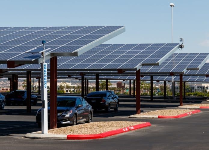 Painéis solares em estacionamentos