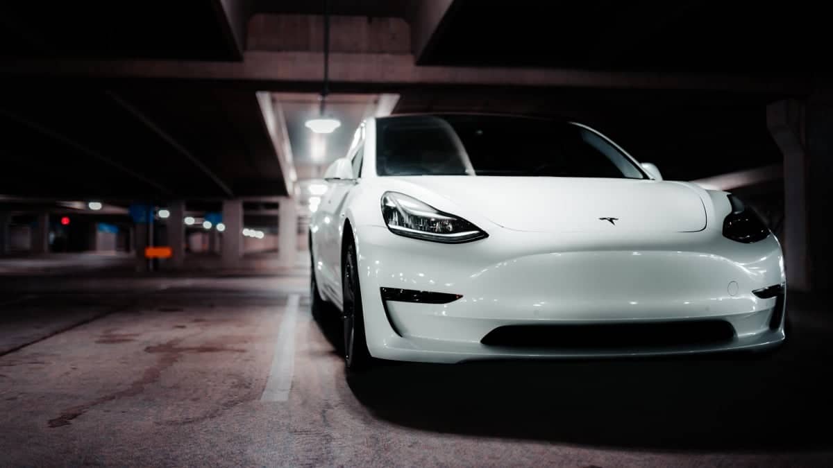 Vídeo mostra 'hater' da Tesla danificando um Model 3