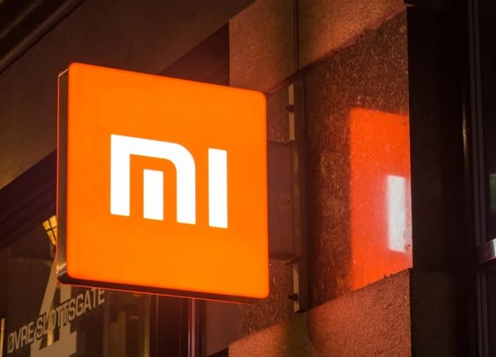 Placa com logomarca da Xiaomi em loja da marca