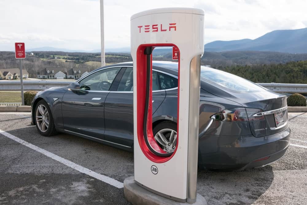 Tesla Model S carregando em um estação de energia Supercharger.