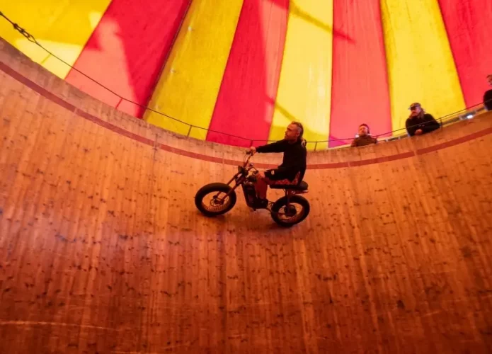 Bicicleta elétrica encara o globo da morte