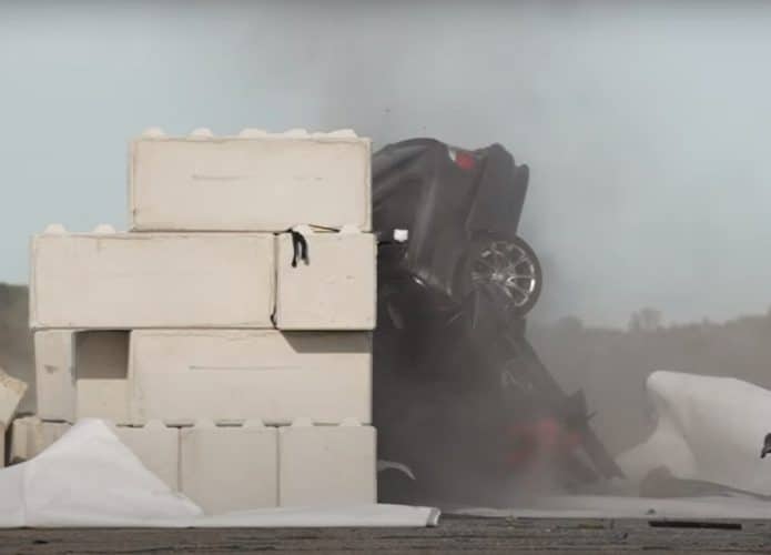 Vídeo mostra como é bater em um muro de concreto a 150 km/h
