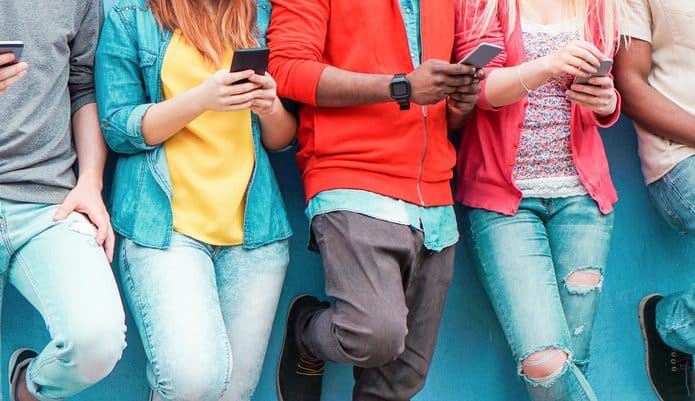 Adolescentes mexendo no celular