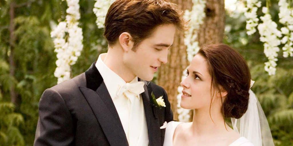 Edward e Bella se casando no altar em Amanhecer parte 1, quarto filme da saga Crepúsculo