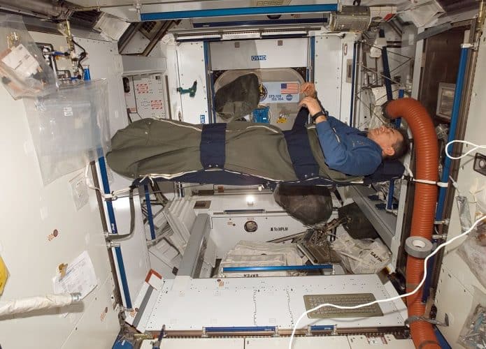 O astronauta Paolo Nespoli, da Agência Espacial Europeia, dorme em estação espacial.