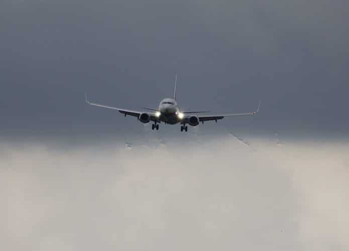 Avião se aproximando da pista de pouso