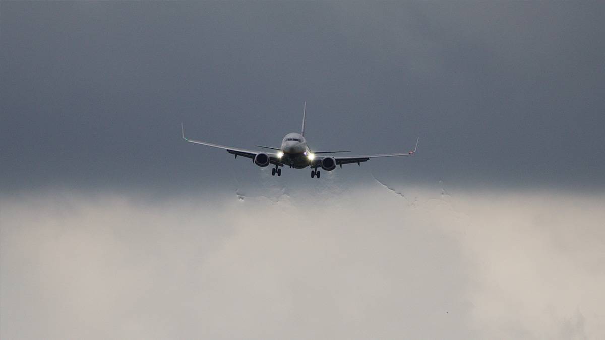Avião se aproximando da pista de pouso