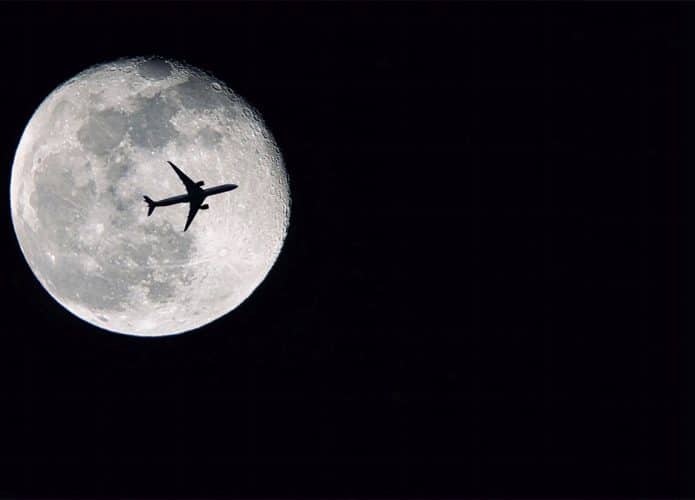 Avião passando na frente da Lua