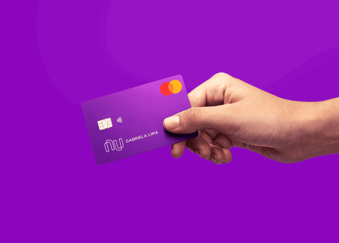 Pessoa segurando um cartão do Nubank