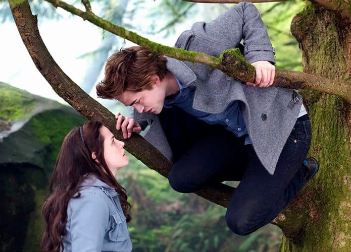 Edward pendurado numa árvore conversando com a Bella em Crepúsculo