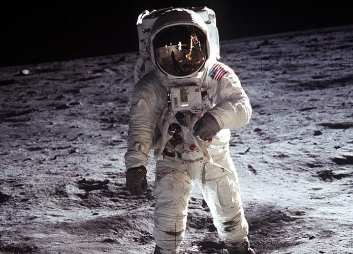 Astronauta em pé na Lua