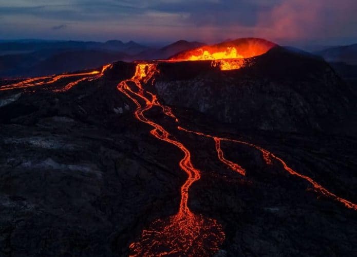 Maior vulcão do mundo em erupção
