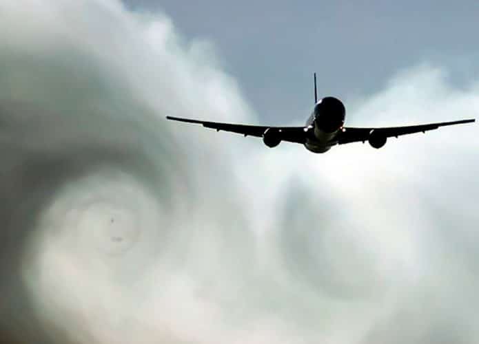 Avião deixando redemoinhos de nuvens para trás