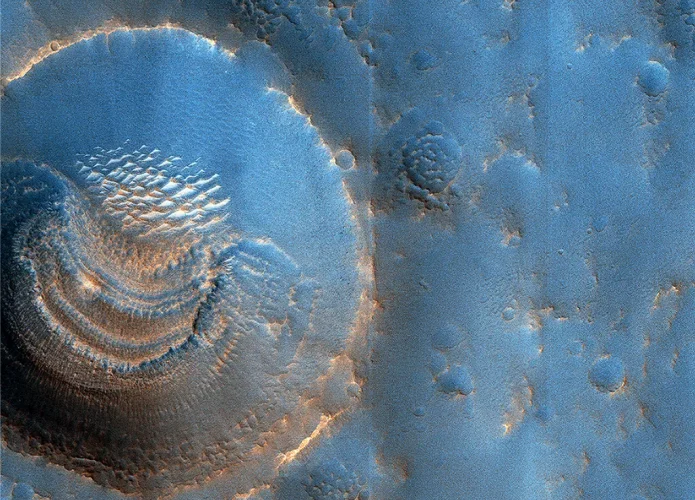 Deposito em crateras marcianas [Imagem: NASA/JPL-Caltech/UArizona]