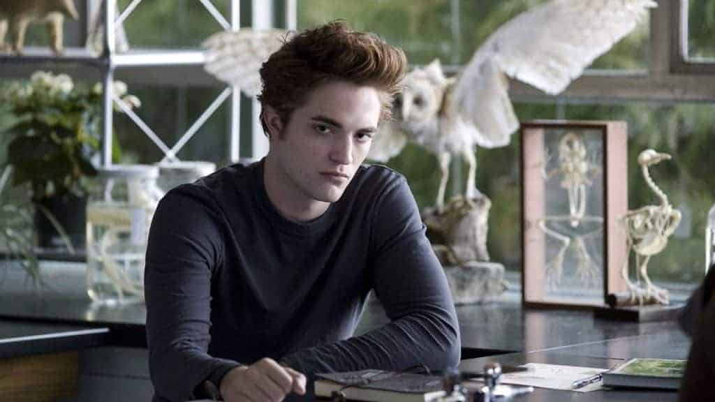 Edward encarando a Bella no laboratório da escola em Crepúsculo