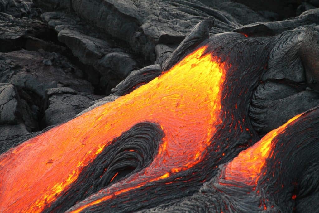 Lava escorrendo em vulcão