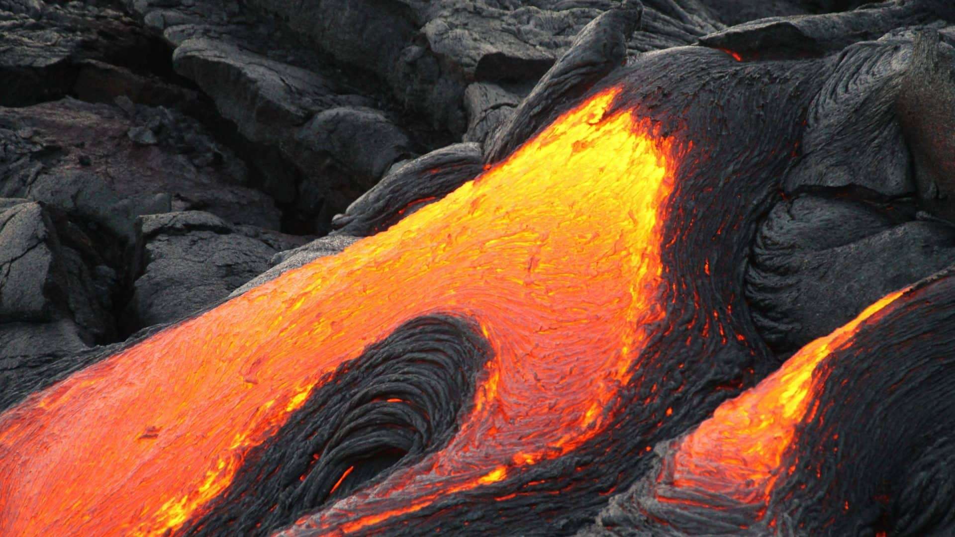 Lava escorrendo em vulcão