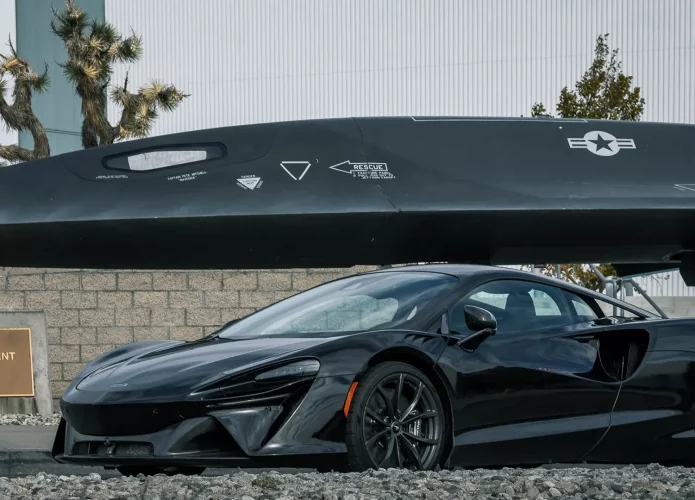 A britânica McLaren Automotive acaba de anunciar uma parceria com a Skunk Works, uma das divisões cercada de segredos da Lockheed Martin.