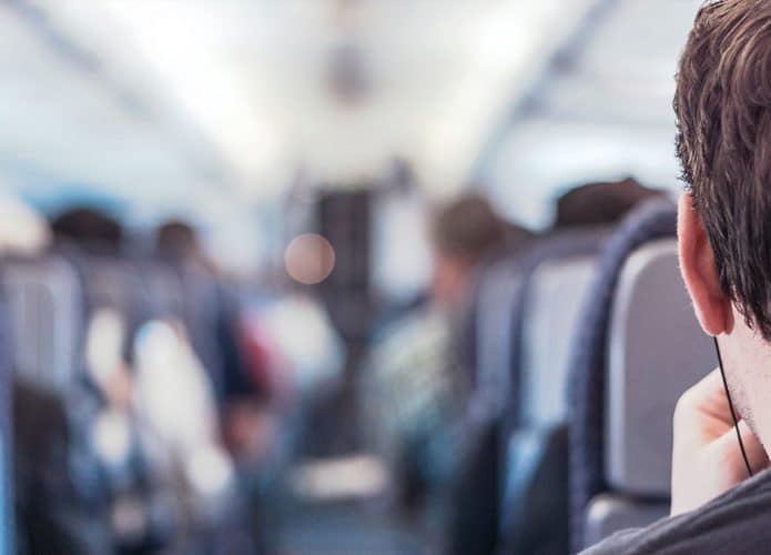 Corredor de passageiros dentro de avião