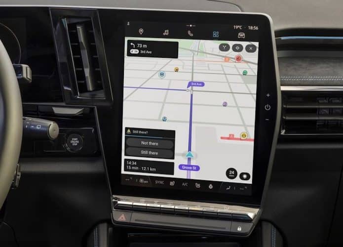 Waze rodando em um carro (Imagem: divulgação/Waze)