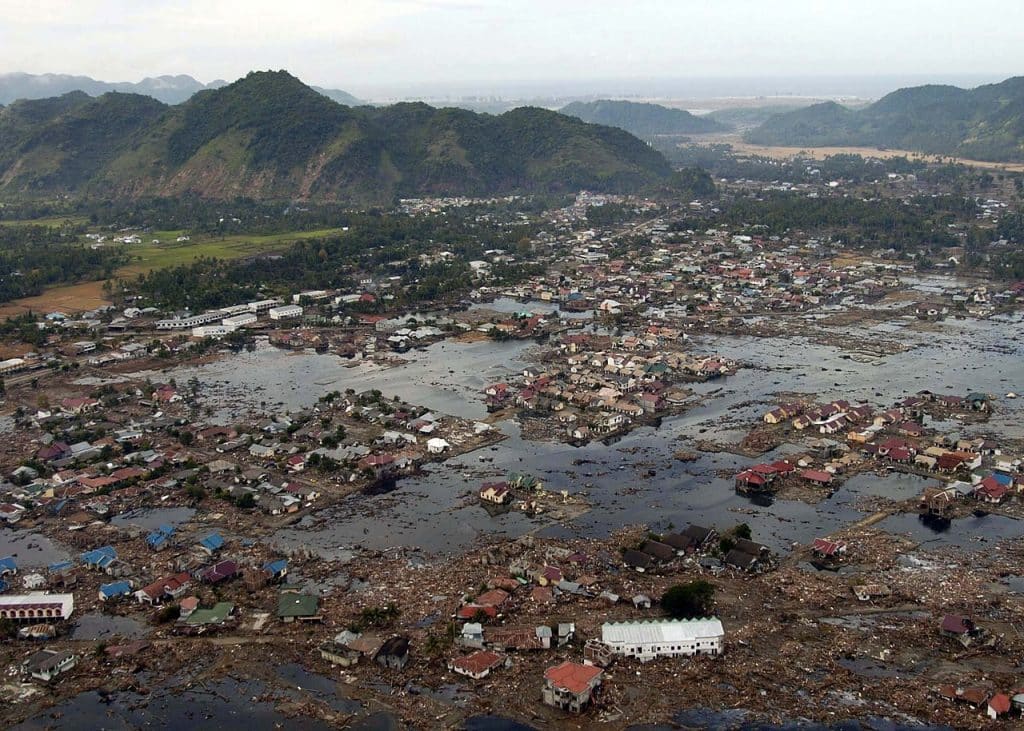 Ruínas em área costeira da Sumatra após tsunami