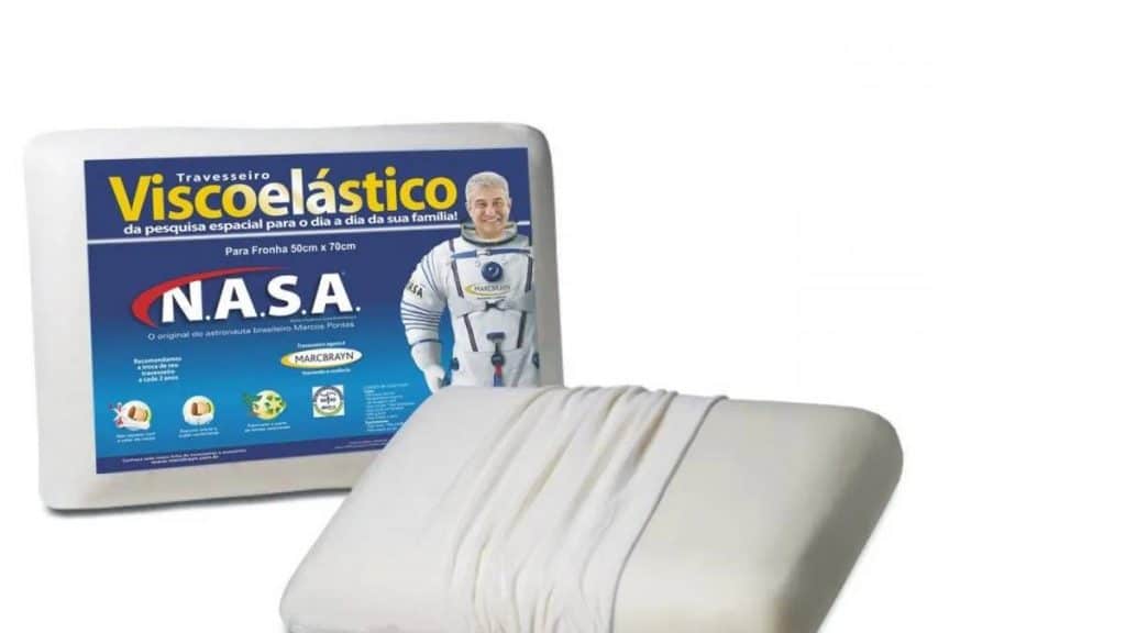 Marcos Pontes estampa embalagem de travesseiro do tipo Nasa