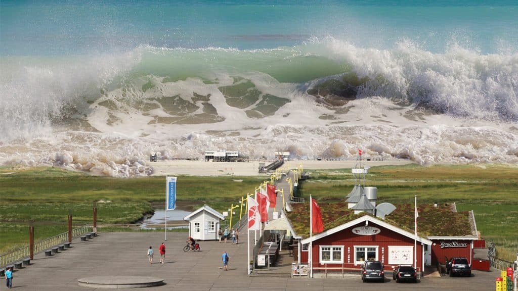 Tsunami quase engolindo uma casa na praia