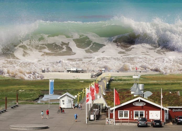 Tsunami quase engolindo uma casa na praia