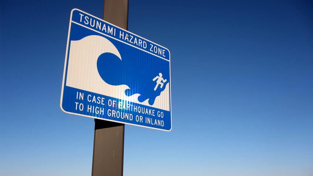 Placa que alerta sobre o que fazer em caso de tsunami