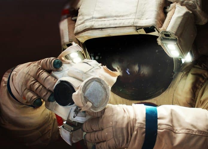 astronauta-camera-695x500