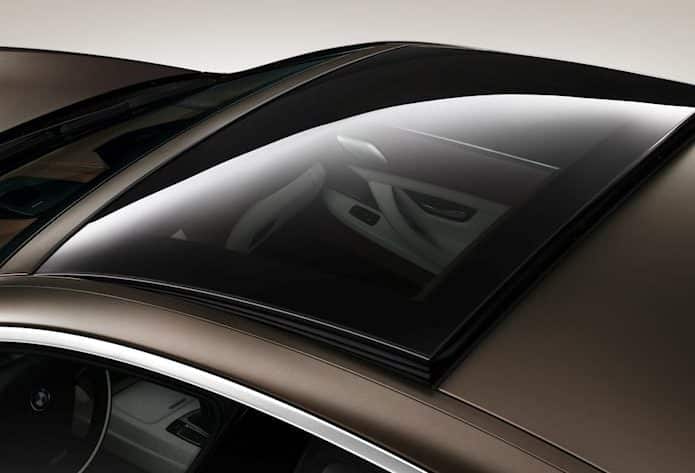 BMW está desenvolvendo painéis solares que podem carregar o carro através do teto solar, para-brisa e janelas