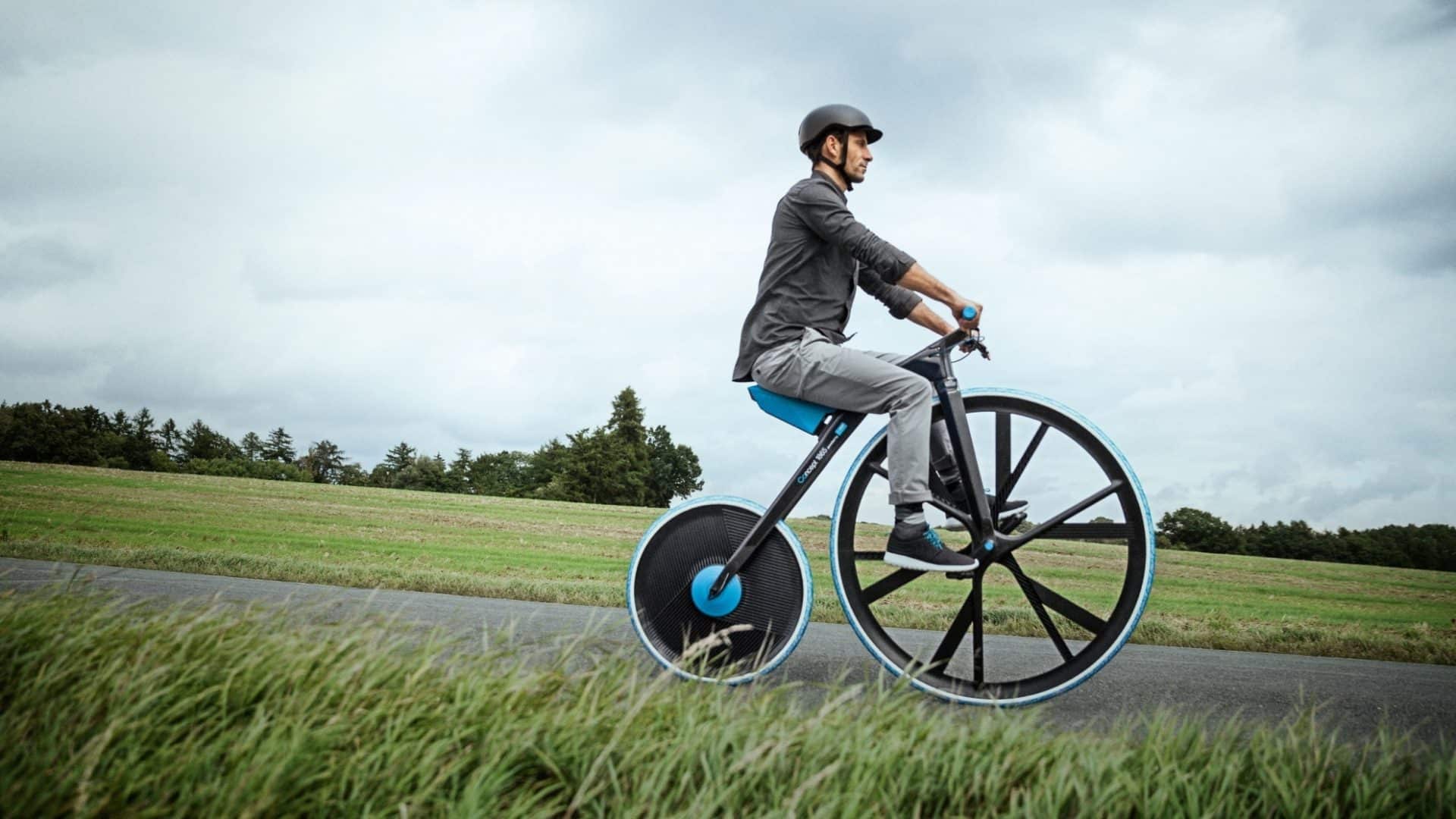 Bicicleta de 1865 ganha versão elétrica e futurista