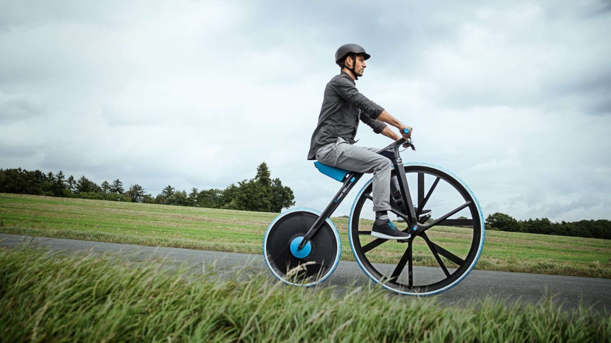 Do velho ao novo: bicicleta de 1865 ganha versão elétrica e futurista