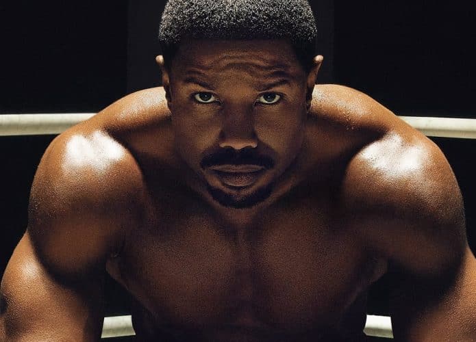 imagem de capa do filme creed iii trás o ator michael b. jordan sentado num ringue de luta, olhando para a câmera