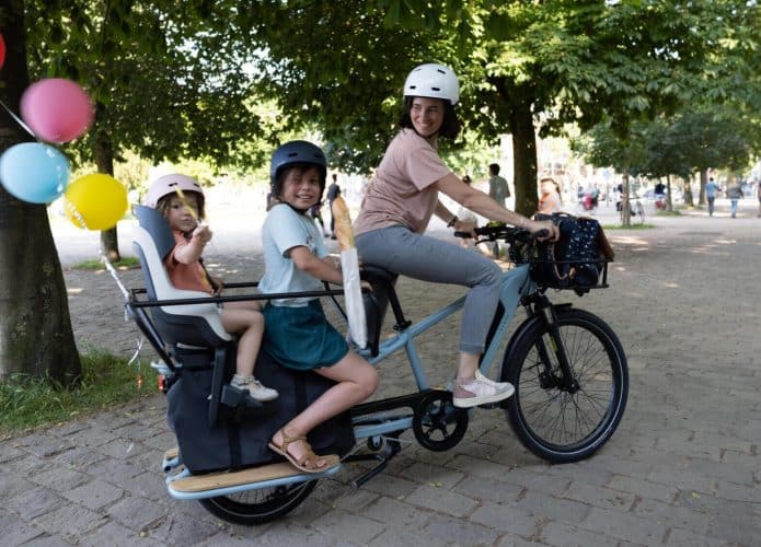 Bicicleta elétrica R500 leva até três pessoas a bordo e carrega 170 kg