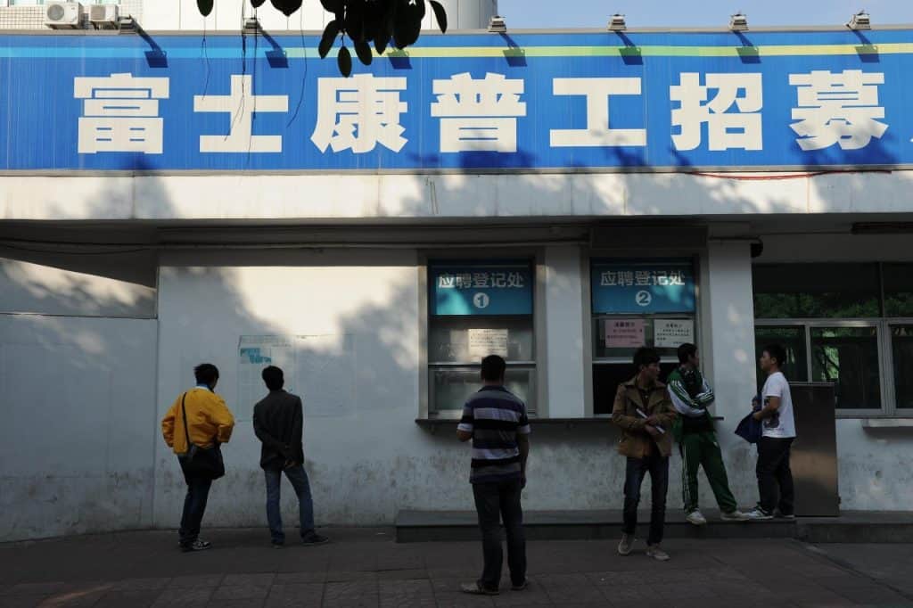Escritório da fábrica da Foxconn, em Zhengzhou, recruta trabalhadores para linha de produção em setembro de 2022