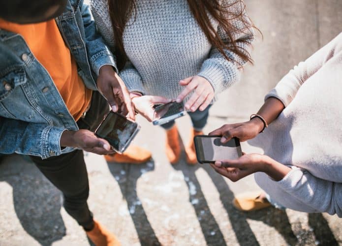 geracao-z-smartphones-redes-sociais-2023-dinheiro-695x500