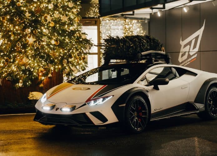 Comercial de Natal mostra Lamborghini no lugar do trenó e influenciador como o Papai Noel