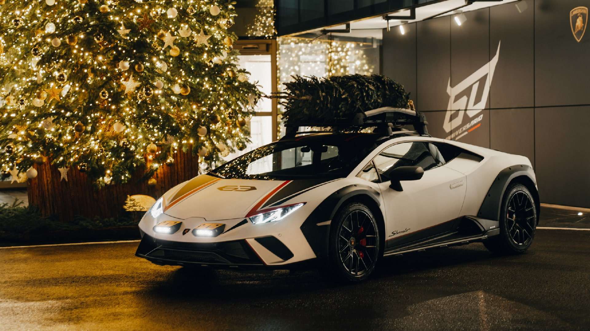 Comercial de Natal mostra Lamborghini no lugar do trenó e influenciador como o Papai Noel