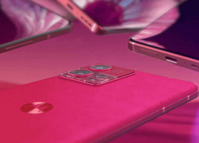 Motorola Edge 30 Fusion na cor do ano Pantone Viva Magenta (Imagem: divulgação/Motorola)