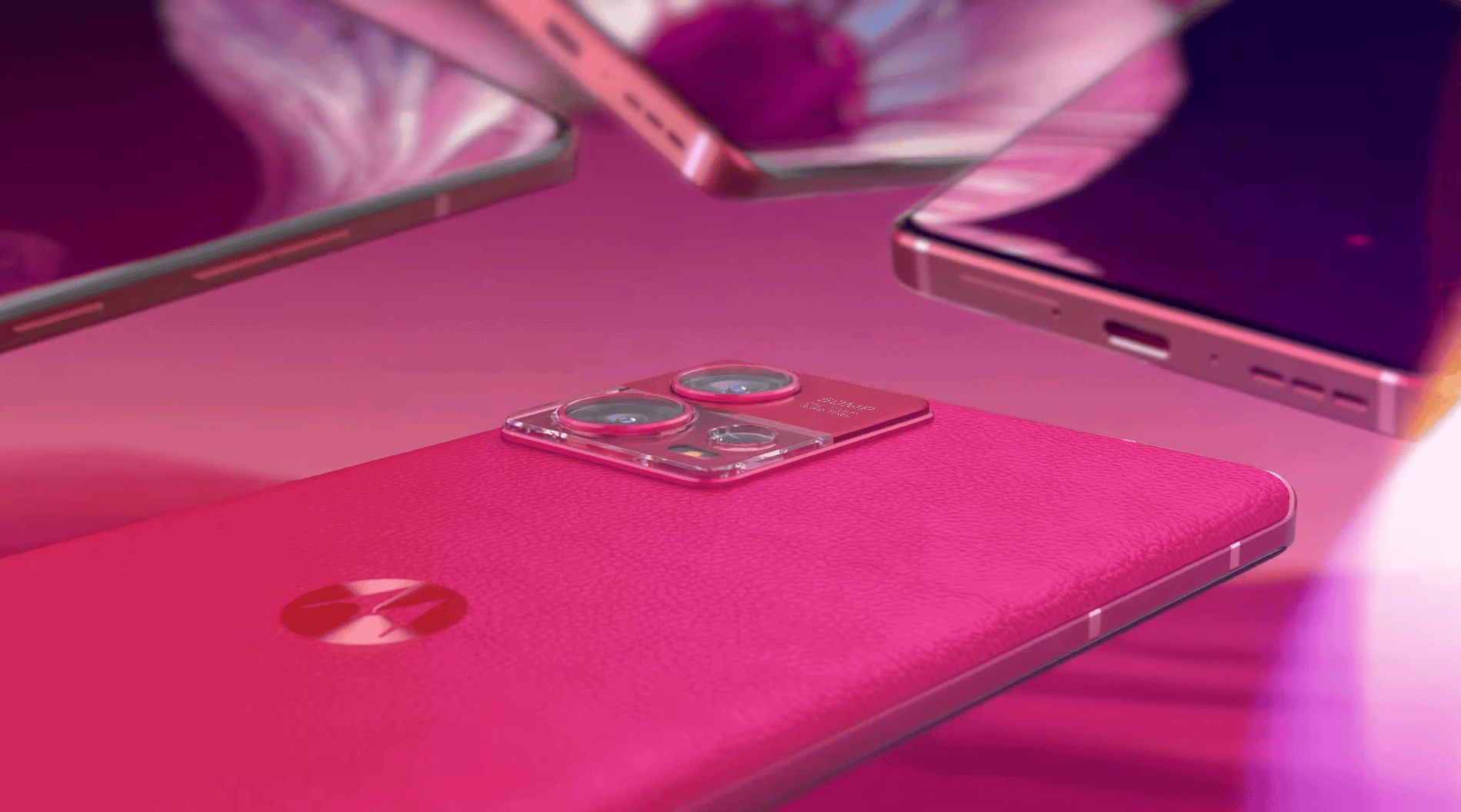 Motorola Edge 30 Fusion na cor do ano Pantone Viva Magenta (Imagem: divulgação/Motorola)