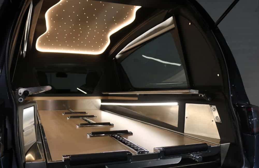 Detalhe do interior do rabecão Tesla Model 3 com teto com luzes LED