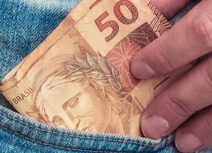 Notas de real em bolso