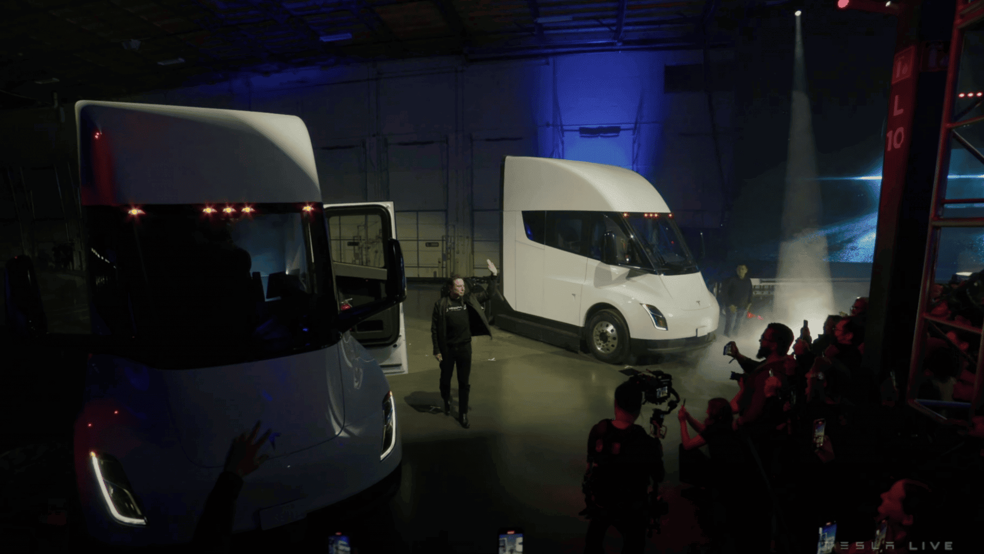 Tesla finalmente entrega seus primeiros caminhões elétricos