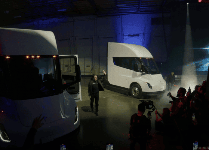Tesla finalmente entrega seus primeiros caminhões elétricos