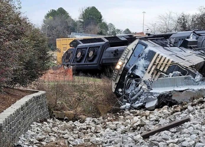 Trem em alta velocidade bate em viga de concreto