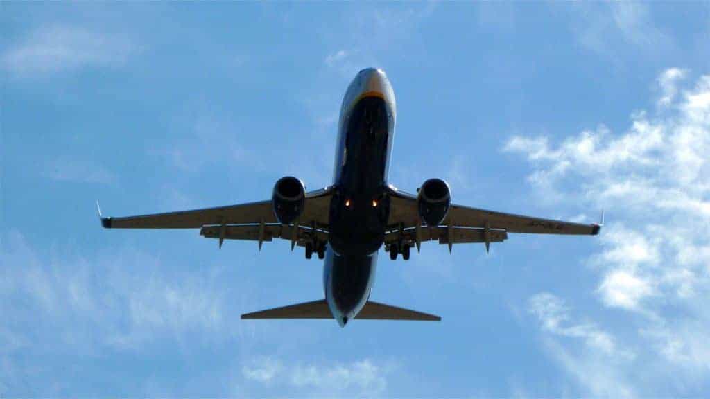 Avião no ar visto de baixo para cima