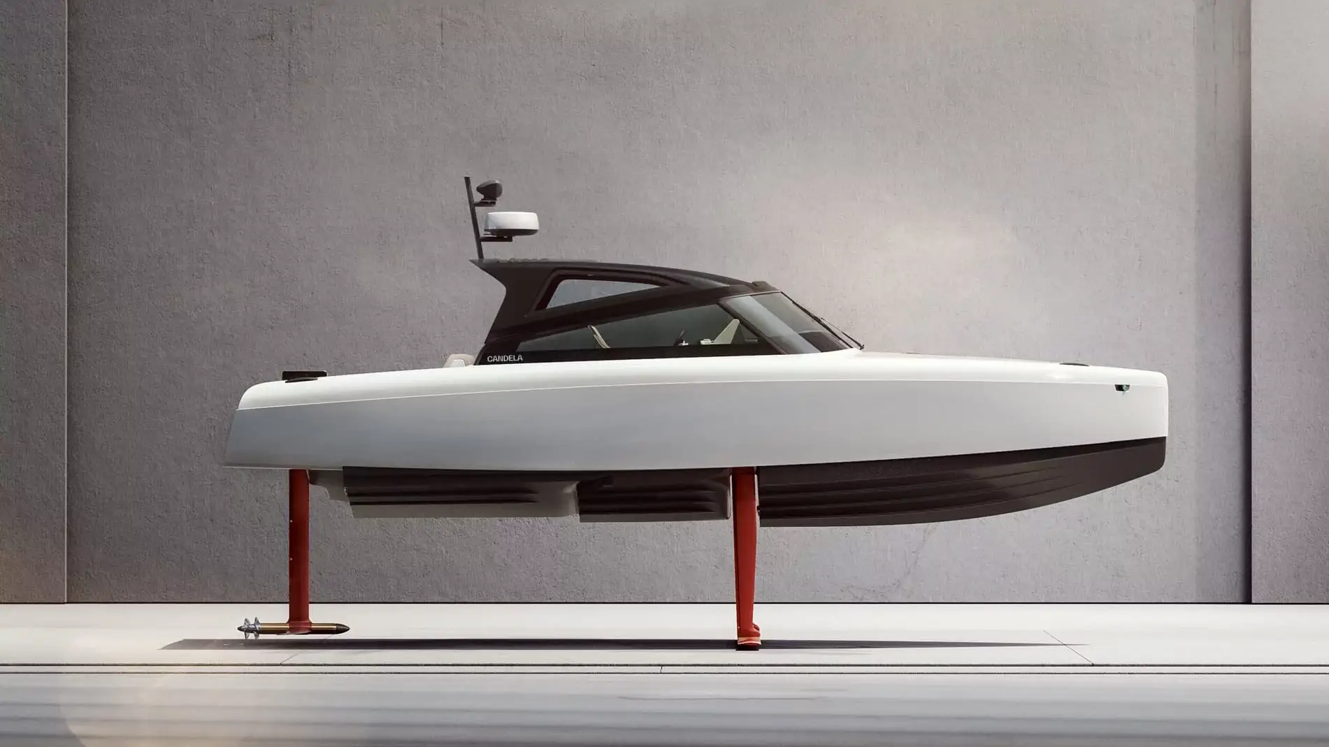 Barco elétrico ‘voador’ usa bateria de carro e oferece alcance de sobra