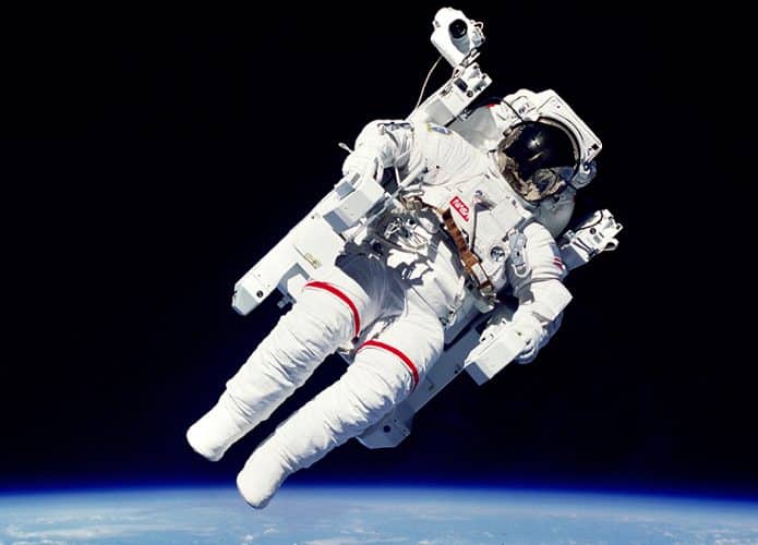 Astronauta flutuando no espaço sobre a Terra (Imagem: Nasa)