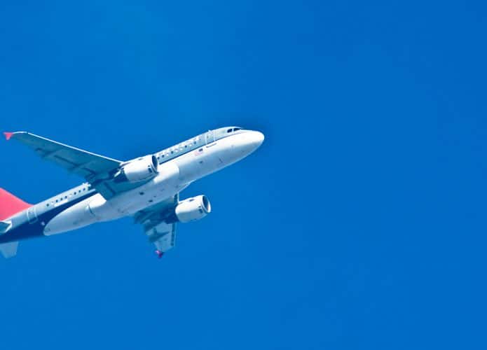 Avião decolando visto de baixo para cima